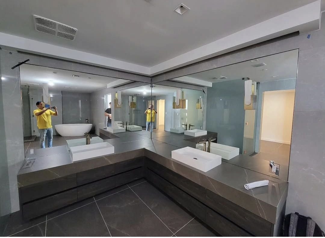 Wall-to-wall vanity mirror in a modern bathroom
